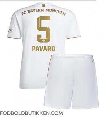 Bayern Munich Benjamin Pavard #5 Udebanetrøje Børn 2022-23 Kortærmet (+ Korte bukser)